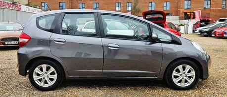 Honda Jazz I-VTEC ES..12 SERVICES LAST ONE @75K .. BEST COLOUR !!.. 1 PREVIOUS KEEPER  1