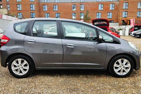 Honda Jazz I-VTEC ES..12 SERVICES LAST ONE @75K .. BEST COLOUR !!.. 1 PREVIOUS KEEPER  4