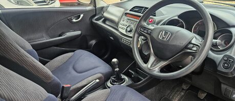 Honda Jazz I-VTEC ES..12 SERVICES LAST ONE @75K .. BEST COLOUR !!.. 1 PREVIOUS KEEPER  1