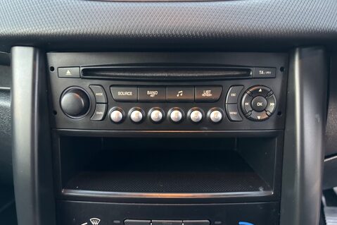 Peugeot 207 VERVE.. 9 SERVICES.. INCLUDING CAMBELT.. LOW INSURANCE.. PERFECT FIRST CAR  10