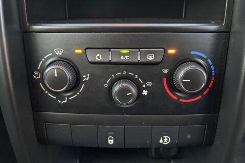 Peugeot 207 VERVE.. 9 SERVICES.. INCLUDING CAMBELT.. LOW INSURANCE.. PERFECT FIRST CAR  9