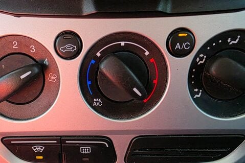 Ford Focus ZETEC..1 PREVIOUS OWNER,9 SERVICES..A/CON.REAR P/SENSORS.HEATED F/SCREEN 11