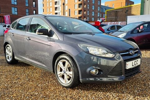 Ford Focus ZETEC..1 PREVIOUS OWNER,9 SERVICES..A/CON.REAR P/SENSORS.HEATED F/SCREEN 7
