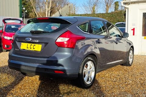 Ford Focus ZETEC..1 PREVIOUS OWNER,9 SERVICES..A/CON.REAR P/SENSORS.HEATED F/SCREEN 10
