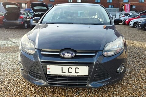 Ford Focus ZETEC..1 PREVIOUS OWNER,9 SERVICES..A/CON.REAR P/SENSORS.HEATED F/SCREEN 2