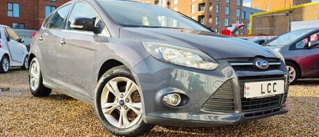 Ford Focus ZETEC..1 PREVIOUS OWNER,9 SERVICES..A/CON.REAR P/SENSORS.HEATED F/SCREEN 1