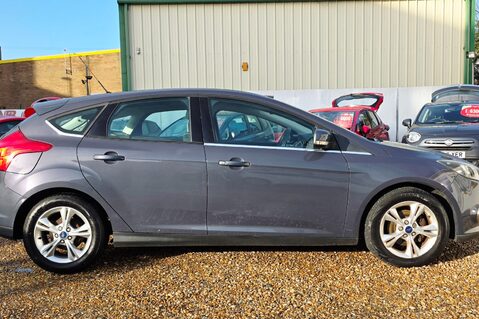 Ford Focus ZETEC..1 PREVIOUS OWNER,9 SERVICES..A/CON.REAR P/SENSORS.HEATED F/SCREEN 12