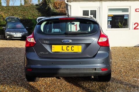 Ford Focus ZETEC..1 PREVIOUS OWNER,9 SERVICES..A/CON.REAR P/SENSORS.HEATED F/SCREEN 9