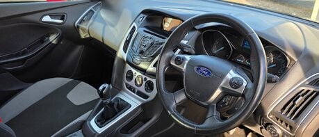 Ford Focus ZETEC..1 PREVIOUS OWNER,9 SERVICES..A/CON.REAR P/SENSORS.HEATED F/SCREEN 1