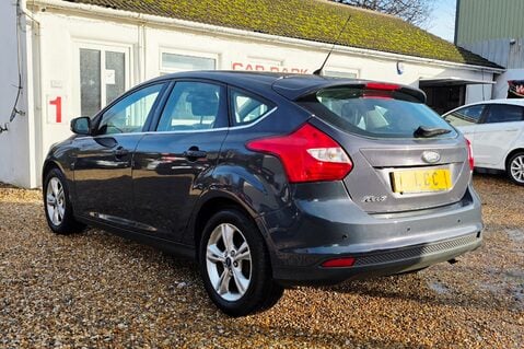 Ford Focus ZETEC..1 PREVIOUS OWNER,9 SERVICES..A/CON.REAR P/SENSORS.HEATED F/SCREEN 6