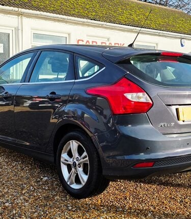 Ford Focus ZETEC..1 PREVIOUS OWNER,9 SERVICES..A/CON.REAR P/SENSORS.HEATED F/SCREEN 3