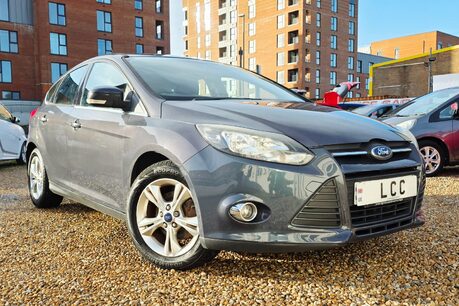 Ford Focus ZETEC..1 PREVIOUS OWNER,9 SERVICES..A/CON.REAR P/SENSORS.HEATED F/SCREEN