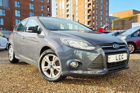 Ford Focus ZETEC..1 PREVIOUS OWNER,9 SERVICES..A/CON.REAR P/SENSORS.HEATED F/SCREEN 1