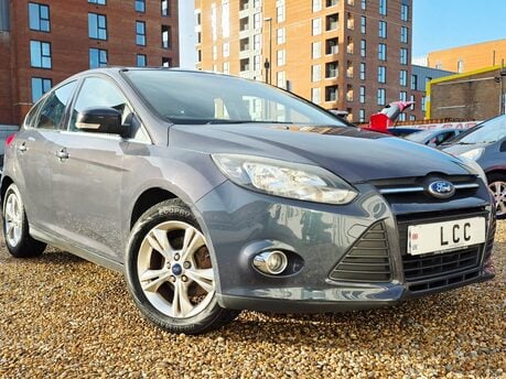 Ford Focus ZETEC..1 PREVIOUS OWNER,9 SERVICES..A/CON.REAR P/SENSORS.HEATED F/SCREEN