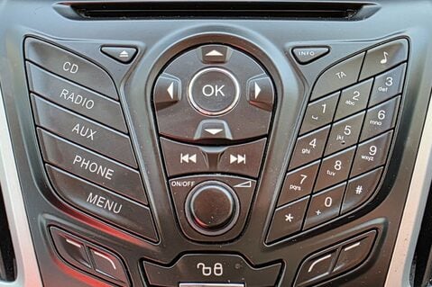 Ford Focus ZETEC..1 PREVIOUS OWNER,9 SERVICES..A/CON.REAR P/SENSORS.HEATED F/SCREEN 13