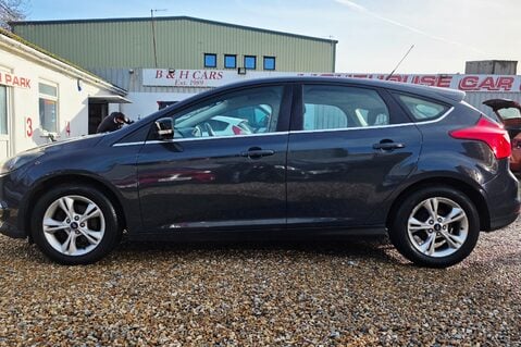 Ford Focus ZETEC..1 PREVIOUS OWNER,9 SERVICES..A/CON.REAR P/SENSORS.HEATED F/SCREEN 8