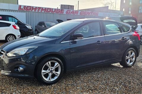 Ford Focus ZETEC..1 PREVIOUS OWNER,9 SERVICES..A/CON.REAR P/SENSORS.HEATED F/SCREEN 3