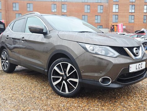 Nissan Qashqai 1.2 TEKNA DIG-T FULL HISTORY! 360 CAMERA.. SAT NAV ! GLASS ROOF