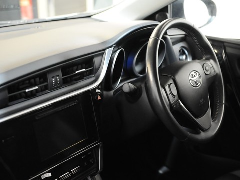 Toyota Auris VVT-I ICON 17