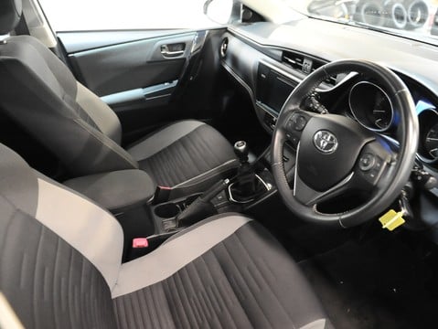 Toyota Auris VVT-I ICON 24