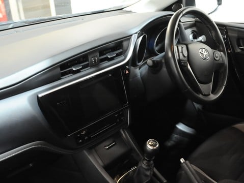 Toyota Auris VVT-I ICON 26