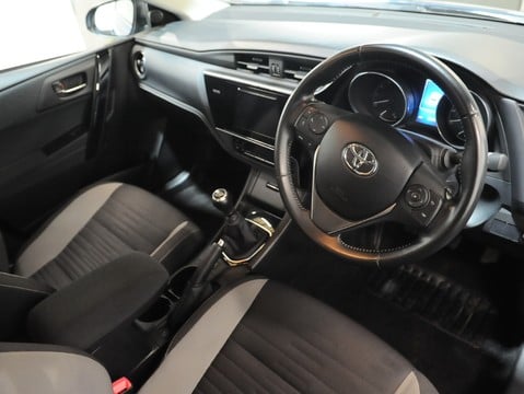 Toyota Auris VVT-I ICON 32