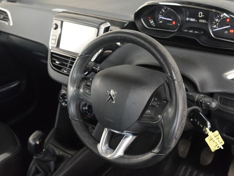 Peugeot 208 PURETECH XS LIME 11