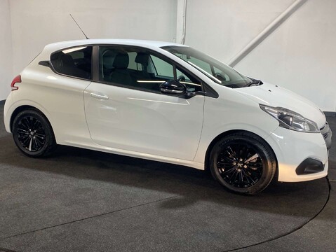 Peugeot 208 1.2 208 Black Edition 3dr 8