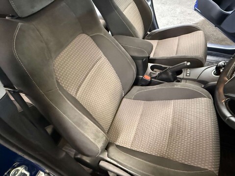 Toyota Auris 1.8 Auris Design HEV VVT-i CVT 5dr 19