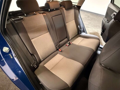 Toyota Auris 1.8 Auris Design HEV VVT-i CVT 5dr 35