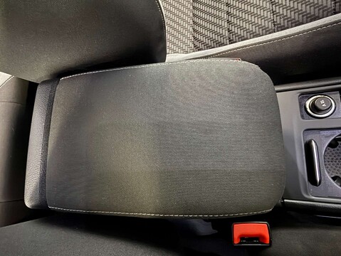 Volkswagen Golf 1.5 Golf R-Line TSi Evo Semi-Auto 5dr 32