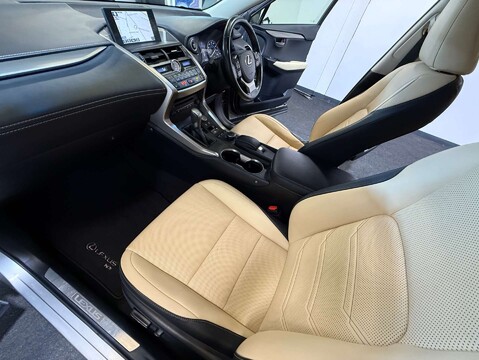 Lexus NX 2.5 NX 300h Luxury CVT 4WD 5dr 43