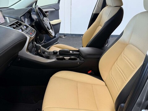 Lexus NX 2.5 NX 300h Luxury CVT 4WD 5dr 44