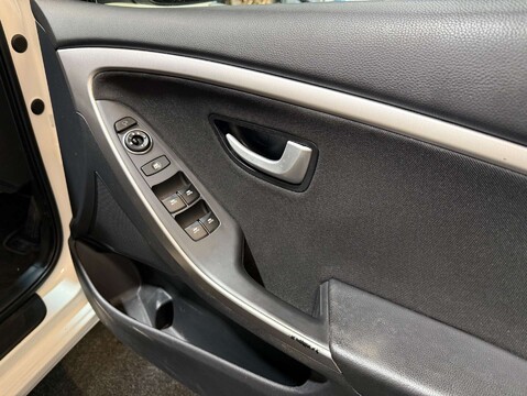 Hyundai i30 1.6 i30 Style Nav CRDi Auto 5dr 11