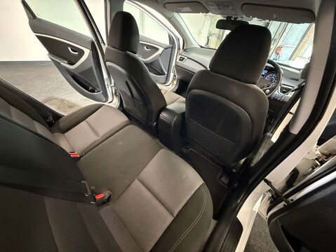 Hyundai i30 1.6 i30 Style Nav CRDi Auto 5dr 31