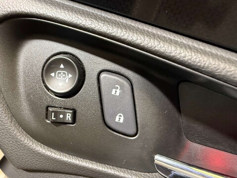 Vauxhall Insignia 2.0 Insignia SRI Nav CDTI Auto 5dr 17