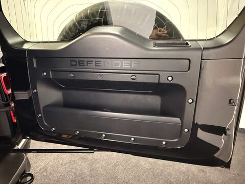 Land Rover Defender 3.0 Defender X-Dynamic HSE D MHEV Auto 4WD 3dr 44
