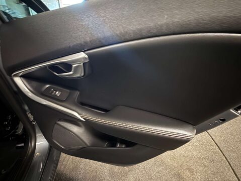 Volvo V40 2.0 V40 R-Design Pro T5 Auto 5dr 35