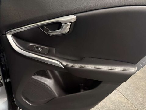 Volvo V40 2.0 V40 R-Design Pro T5 Auto 5dr 25