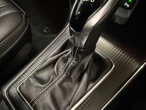 Volvo V40 2.0 V40 R-Design Pro T5 Auto 5dr 22