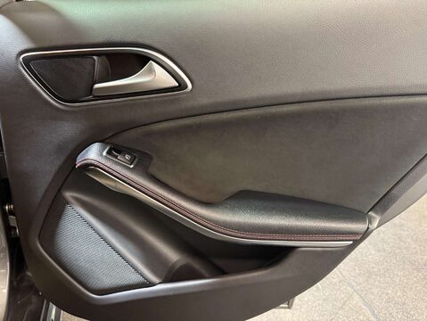 Mercedes-Benz GLA 2.1 GLA 220 AMG Line Executive D 4Matic Auto 4WD 5dr 30