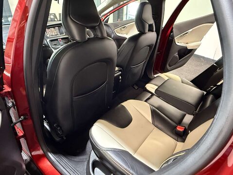 Volvo V40 1.5 V40 Cross Country Professional T3 Auto 5dr 43
