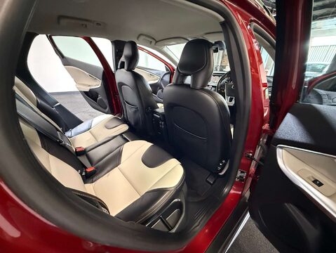 Volvo V40 1.5 V40 Cross Country Professional T3 Auto 5dr 34