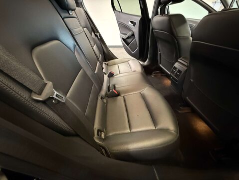Mercedes-Benz GLA 2.1 GLA 220 SE Premium+ CDi 4Matic Auto 4WD 5dr 19
