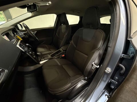Volvo V40 1.5 V40 Momentum Nav+ T2 Auto 5dr 40