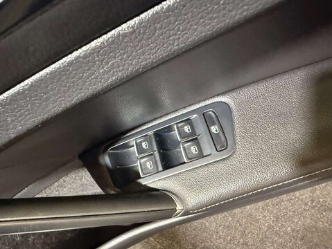 Volkswagen Golf 2.0 Golf R TSi Semi-Auto 4WD 5dr 15