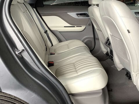 Jaguar F-Pace 2.0 F-PACE Portfolio AWD D Auto 4WD 5dr 11