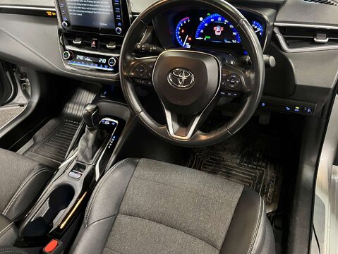 Toyota Corolla 1.8 Corolla Design HEV CVT 5dr 17