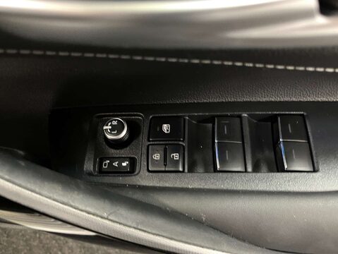 Toyota Corolla 1.8 Corolla Design HEV CVT 5dr 12