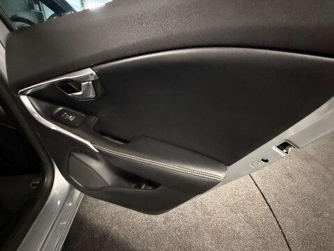 Volvo V40 2.0 V40 R-Design Pro D3 Auto 5dr 32